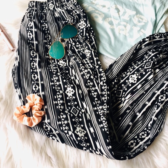 {Boutique} Black and White Aztec pattern Joggers - Picture 1 of 6